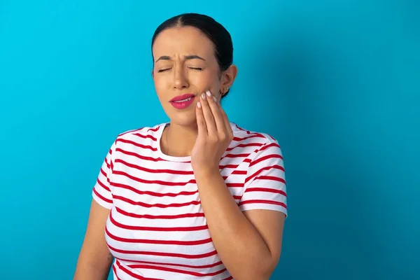 Tandpijn Concept Vrouw Draagt Gestreept Shirt Voelt Pijn Houdt Zijn — Stockfoto