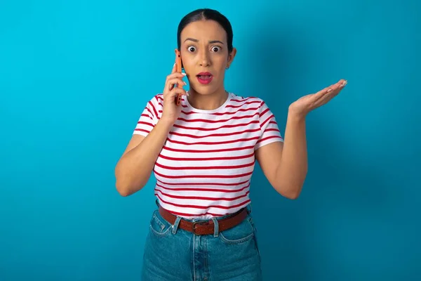 Mujer Vistiendo Camiseta Rayas Hablando Por Teléfono Estresada Con Mano — Foto de Stock