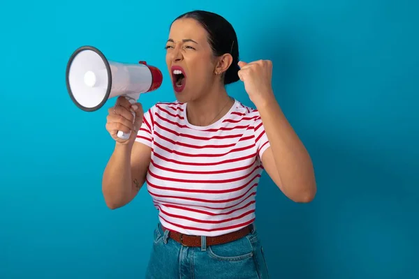 Kobieta Paski Shirt Komunikuje Krzycząc Głośno Trzymając Megafon Wyrażając Sukces — Zdjęcie stockowe