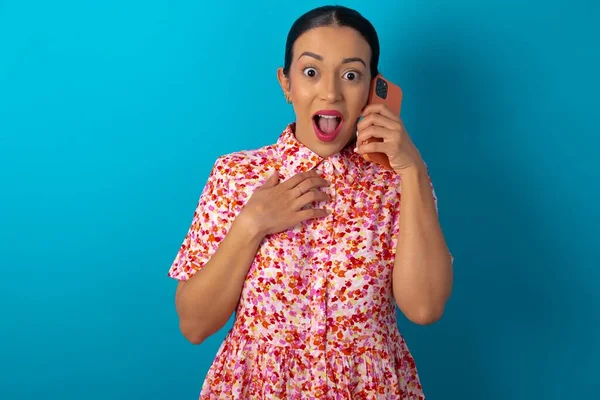Çiçekli Elbise Giyen Gülümseyen Kadın Cep Telefonuyla Konuşuyor Hoş Sohbetlerden — Stok fotoğraf