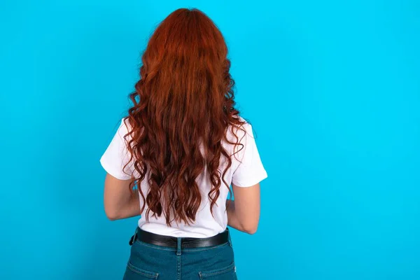 Mavi Arka Planda Beyaz Tişört Giyen Kızıl Saçlı Kadın Kolları — Stok fotoğraf