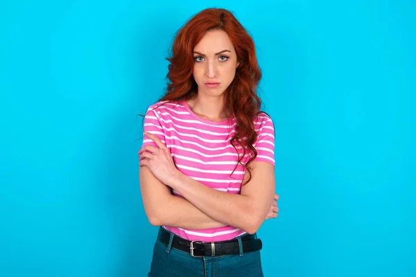Redhead Woman Wearing Pink Striped Shirt Blue Background Pointing Fingers — Stock Photo, Image