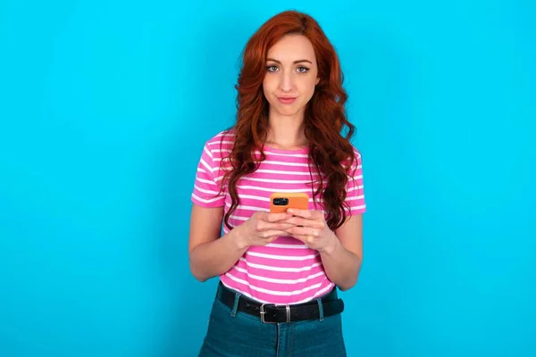 Retrato Una Pelirroja Confiada Que Lleva Una Camiseta Rayas Rosa —  Fotos de Stock