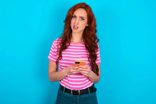 Photo Astonished Crazy Redhead Woman Wearing Pink Striped Shirt Blue — Stock Photo, Image