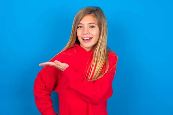 Die Schöne Kaukasische Teenagerin Rotem Sweatshirt Vor Blauem Hintergrund Sagt — Stockfoto