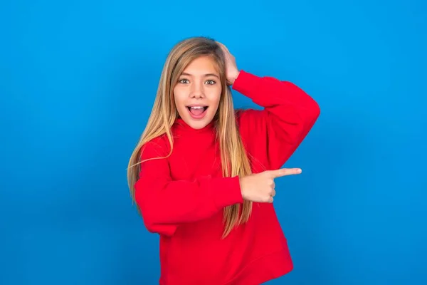 Mooi Kaukasisch Tiener Meisje Draagt Rode Sweater Blauwe Achtergrond Gevoel — Stockfoto
