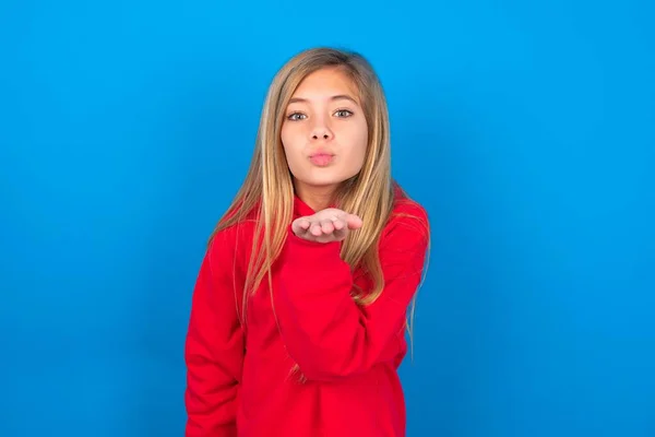 Piękna Biała Nastolatka Ubrana Czerwoną Bluzę Niebieskim Tle Patrząca Kamerę — Zdjęcie stockowe