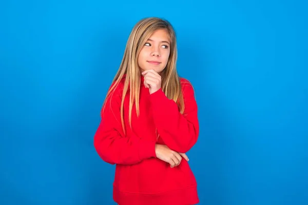 Tourné Contemplatif Réfléchi Caucasien Adolescent Fille Portant Sweat Shirt Rouge — Photo