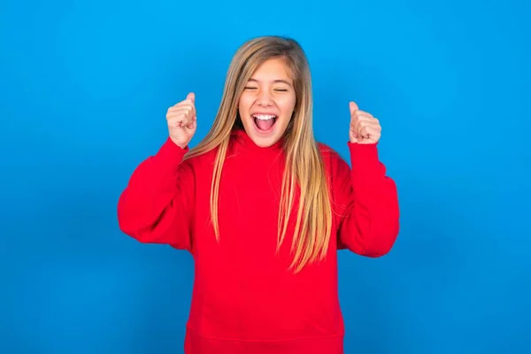 Gelukkig Kaukasisch Tienermeisje Dragen Rode Sweater Blauwe Achtergrond Verheugen Haar — Stockfoto
