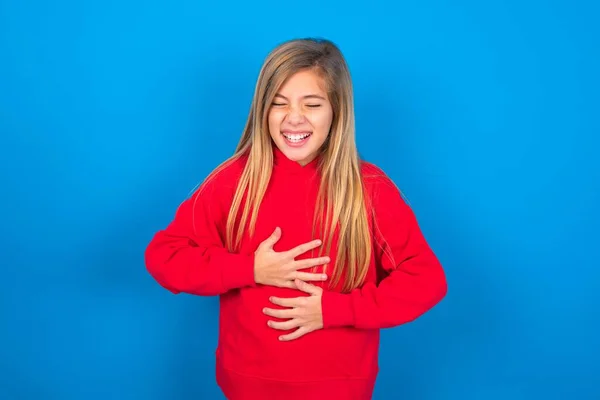 Mooie Blanke Tiener Meisje Draagt Rode Sweater Blauwe Achtergrond Houdt — Stockfoto