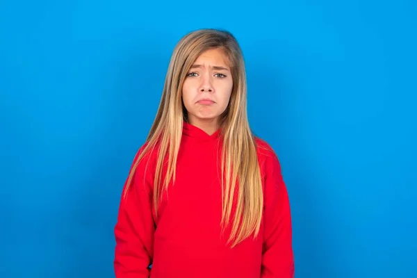 Bela Menina Adolescente Caucasiana Vestindo Camisola Vermelha Sobre Fundo Azul — Fotografia de Stock