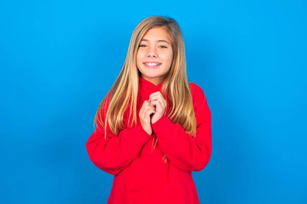 Sonhador Encantador Caucasiano Adolescente Menina Vestindo Camisola Vermelha Sobre Fundo — Fotografia de Stock