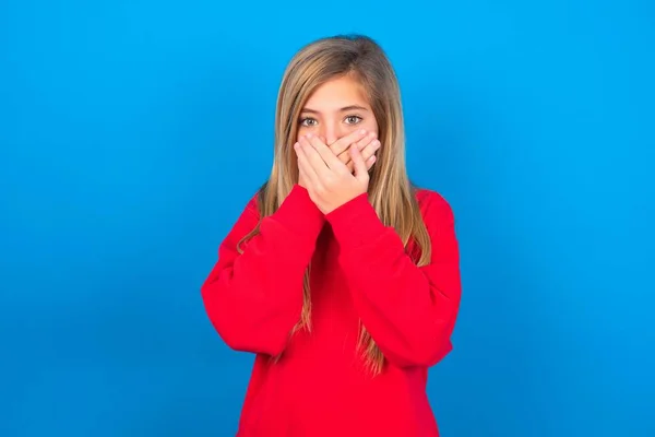 Menina Adolescente Caucasiana Perturbada Vestindo Camisola Vermelha Sobre Fundo Azul — Fotografia de Stock