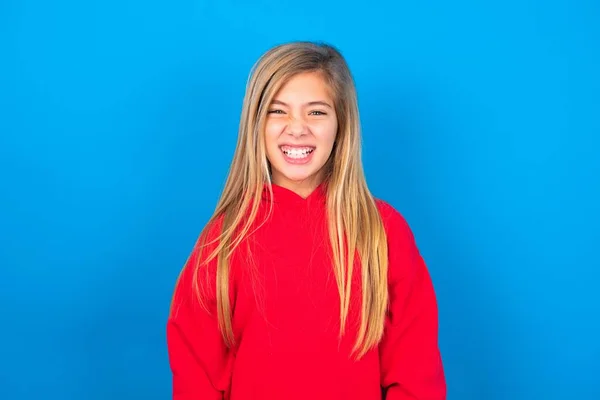 赤いスウェットシャツを着ている狂った狂気の慎重な十代の少女は怒って歯を磨き 来る騒音に悩まされます ネガティブな感覚コンセプト — ストック写真