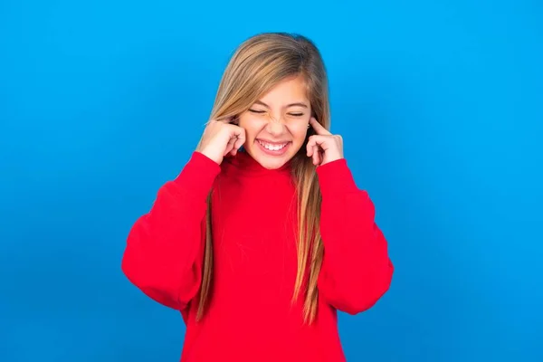 Nieszczęśliwy Zestresowany Biały Nastolatek Dziewczyna Czerwonej Bluzie Niebieskim Tle Martwi — Zdjęcie stockowe