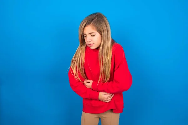 Caucásico Adolescente Chica Usando Rojo Sudadera Sobre Azul Estudio Fondo — Foto de Stock