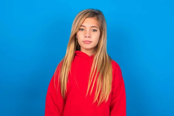 Mavi Arka Planda Kırmızı Kazak Giyen Mutlu Beyaz Kız Sevimli — Stok fotoğraf