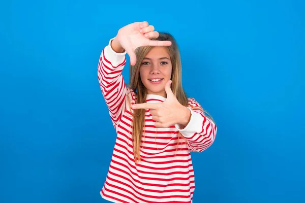 Pozitivní Blondýny Teen Dívka Nosí Pruhované Tričko Přes Modrou Stěnu — Stock fotografie