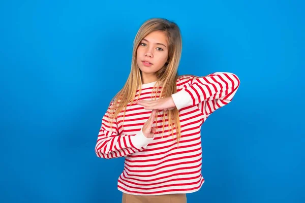 ブロンドの十代の少女は 青い壁にストライプTシャツを着用し 疲れて退屈を感じ タイムアウトジェスチャーを作る 仕事のストレスのために停止する必要があります 時間の概念 — ストック写真