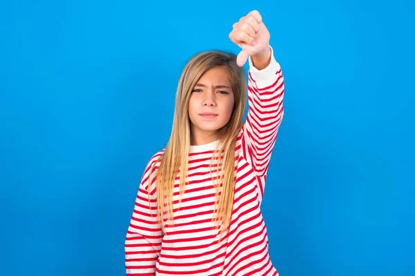 Nespokojenost Dospívající Dívka Pruhované Košili Přes Modré Pozadí Ukazuje Nesouhlas — Stock fotografie