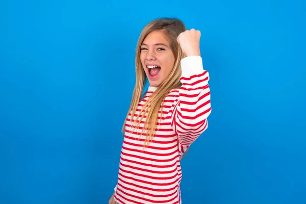 Nadšený Dospívající Dívka Nosí Pruhované Tričko Přes Modré Pozadí Rád — Stock fotografie