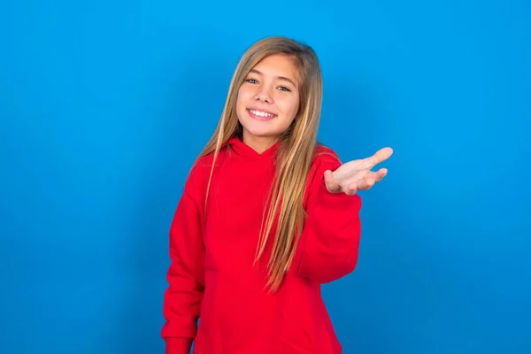 Lächelndes Kaukasisches Teenie Mädchen Rotem Sweatshirt Über Blauem Hintergrund Das — Stockfoto