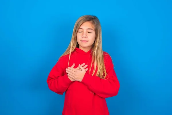 Vacker Kaukasiska Tonåring Flicka Bär Röd Tröja Över Blå Bakgrund — Stockfoto