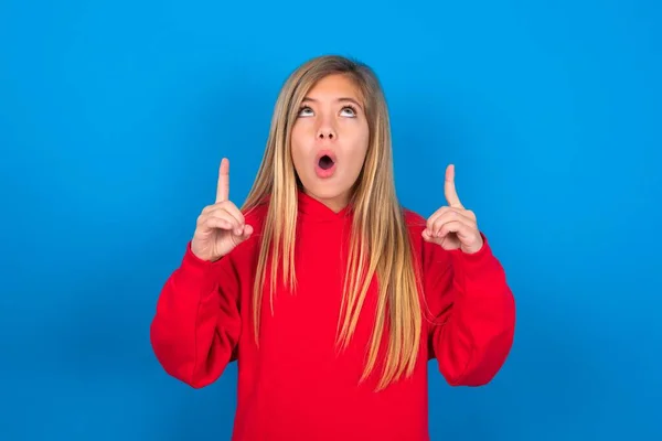 Surpreso Surpreso Caucasiano Adolescente Menina Vestindo Camisola Vermelha Sobre Fundo — Fotografia de Stock