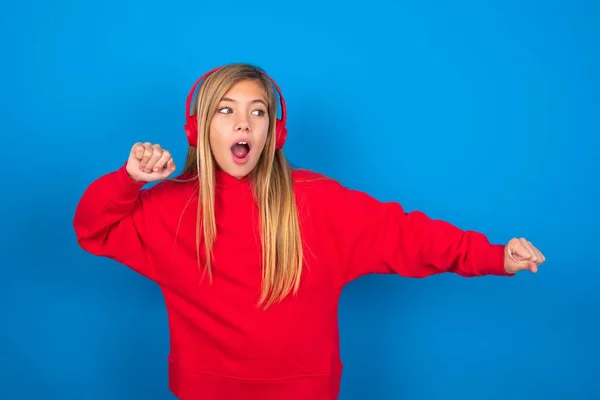 Rubia Caucásica Adolescente Chica Usando Sudadera Roja Sobre Fondo Azul —  Fotos de Stock