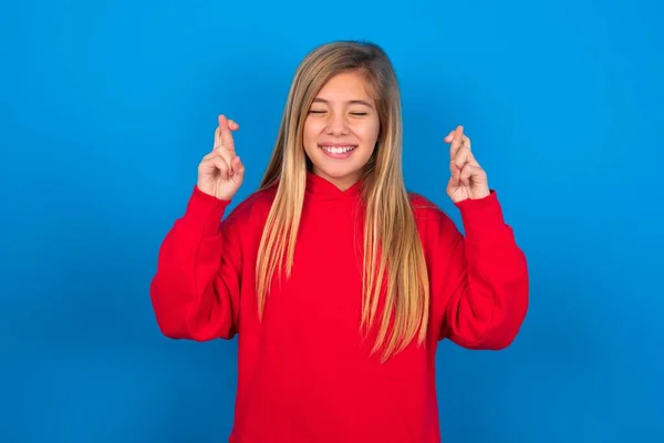 Radosna Biała Nastolatka Czerwonej Bluzie Niebieskim Tle Zaciska Zęby Trzyma — Zdjęcie stockowe