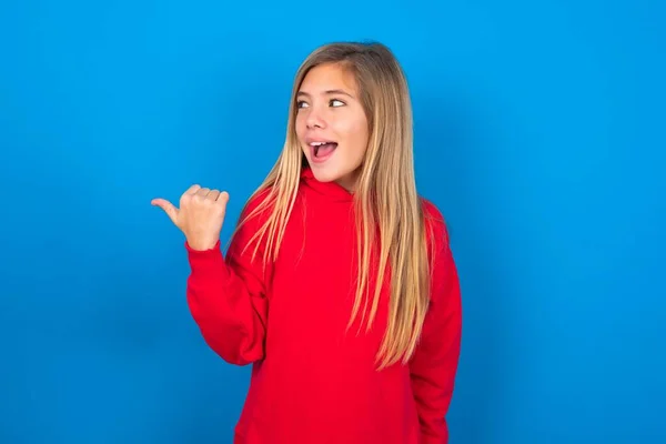 Menina Adolescente Caucasiana Estupefacto Vestindo Camisola Vermelha Sobre Fundo Azul — Fotografia de Stock
