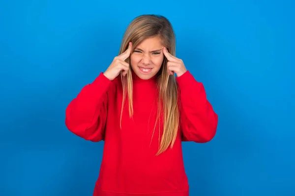 Caucasienne Adolescent Fille Portant Sweat Shirt Rouge Sur Fond Bleu — Photo