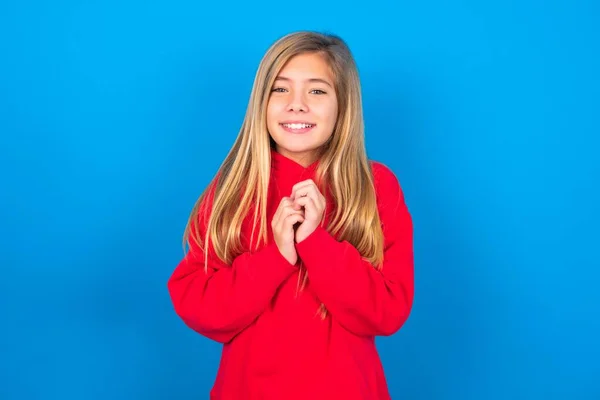 Dromerig Charmant Blank Tiener Meisje Dragen Rode Sweater Blauwe Achtergrond — Stockfoto