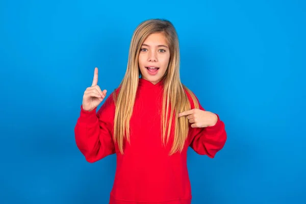 Menina Adolescente Caucasiana Bonita Vestindo Camisola Vermelha Sobre Fundo Azul — Fotografia de Stock