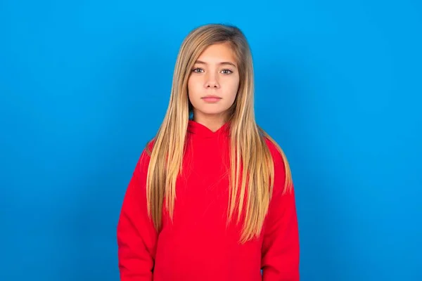 Joyeuse Adolescente Caucasienne Portant Sweat Shirt Rouge Sur Fond Bleu — Photo