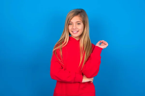Joyeux Caucasien Adolescent Fille Portant Sweat Shirt Rouge Avec Main — Photo