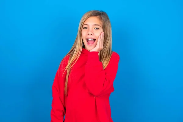Sorprendido Asombrado Muchacha Adolescente Caucásica Usando Sudadera Roja Sobre Fondo — Foto de Stock