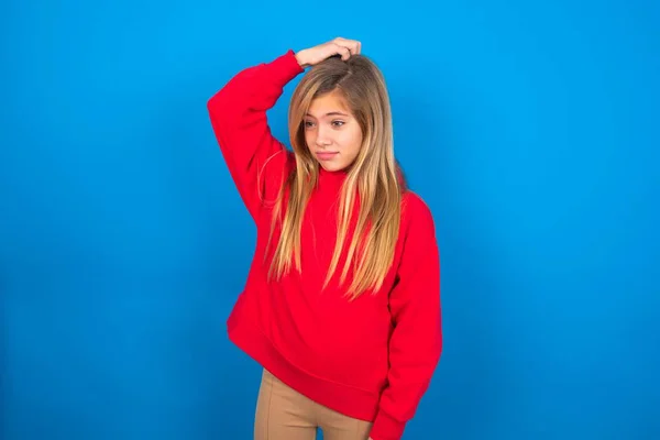 Piękna Biała Nastolatka Czerwonej Bluzie Niebieskim Tle Mówiąca Chwytając Się — Zdjęcie stockowe