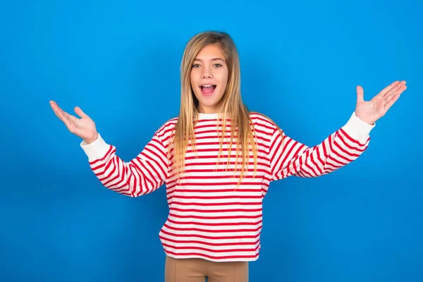 Fröhliches Teenie Mädchen Trägt Gestreiftes Hemd Über Blauem Hintergrund Und — Stockfoto