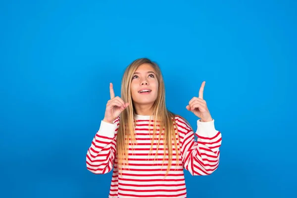 Succesvol Vriendelijk Uitziende Tiener Meisje Draagt Gestreept Shirt Blauwe Achtergrond — Stockfoto