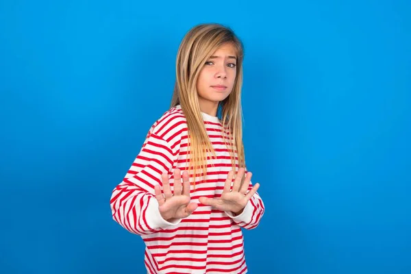 Strach Dospívající Dívka Pruhované Košili Přes Modré Pozadí Dělá Vyděšený — Stock fotografie