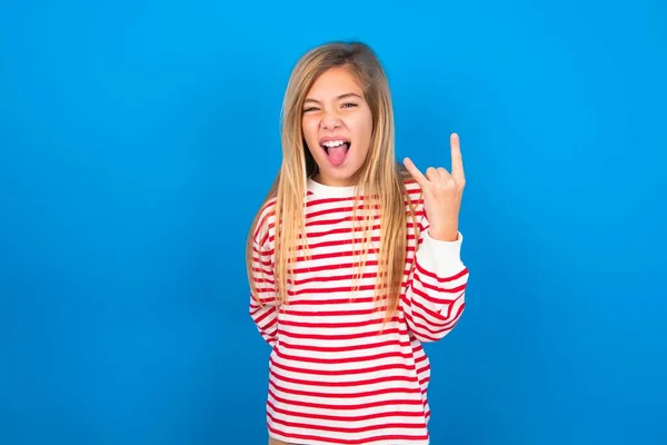 Retrato Una Chica Adolescente Loca Con Camisa Rayas Sobre Fondo —  Fotos de Stock