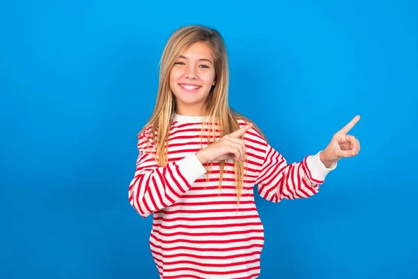 Pozitivní Dospívající Dívka Pruhované Košili Přes Modré Pozadí Zářivým Úsměvem — Stock fotografie