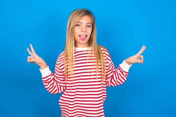 Teen Girl Indossa Camicia Righe Sfondo Blu Con Sorriso Ottimista — Foto Stock