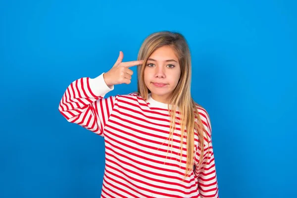 Nešťastná Dospívající Dívka Nosí Pruhovanou Košili Přes Modré Pozadí Křivky — Stock fotografie