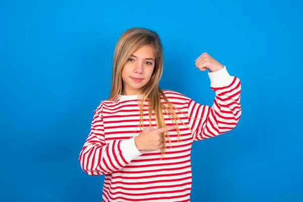 Lächelndes Teenie Mädchen Mit Gestreiftem Hemd Vor Blauem Hintergrund Hebt — Stockfoto