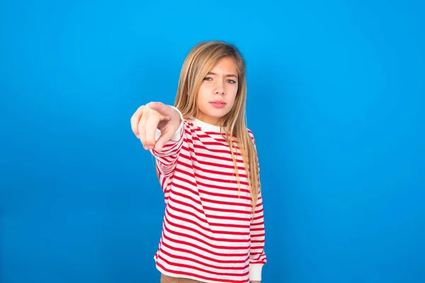 Alegre Chica Adolescente Con Camisa Rayas Sobre Fondo Azul Indica —  Fotos de Stock