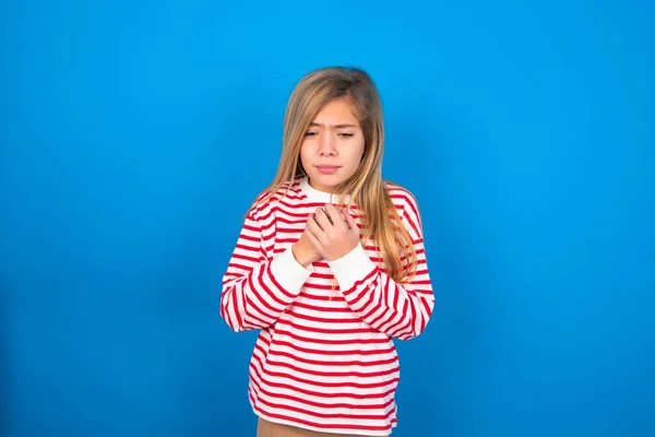 Smutné Teen Dívka Sobě Pruhované Tričko Přes Modré Pozadí Pocit — Stock fotografie
