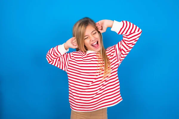 Teen Dívka Sobě Pruhované Tričko Přes Modré Pozadí Relaxační Strečink — Stock fotografie