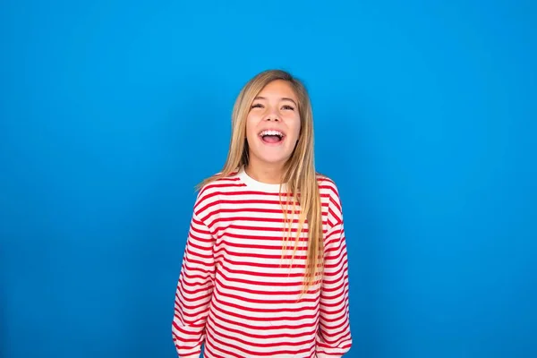 Überraschte Schöne Kaukasische Teenagerin Gestreiftem Hemd Vor Blauem Hintergrund Zuckt — Stockfoto